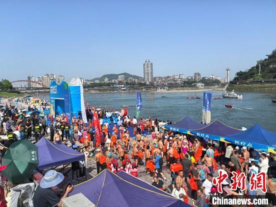 3000名游泳爱好者齐聚四川宜宾横渡长江，展现水