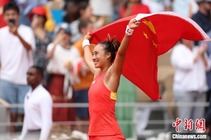 火箭少女郑钦文2024年乘风破浪：从澳网亚军到巴