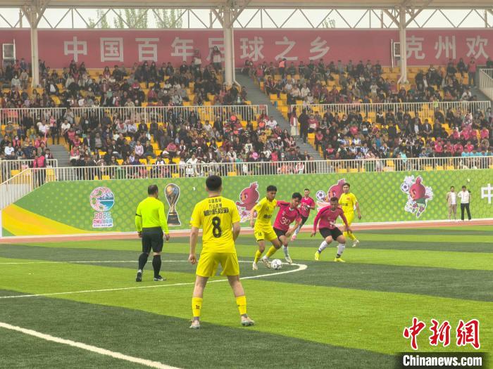 克州“石榴籽杯”足球联赛正式启航 青少年组赛