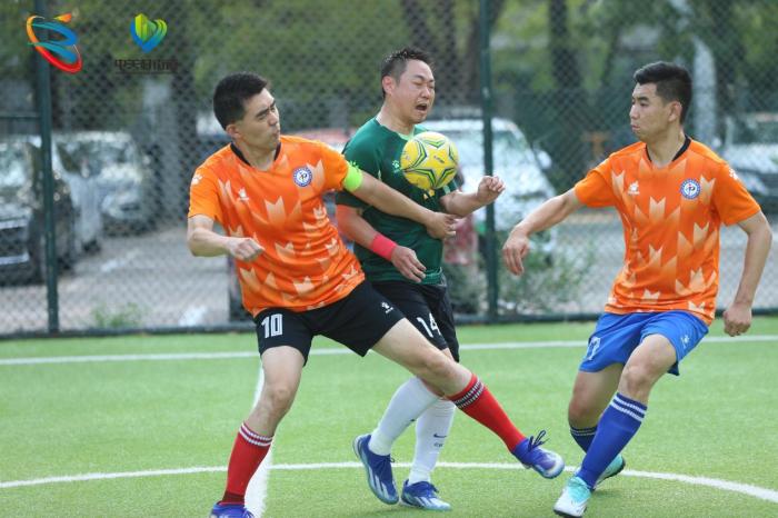 王长庆现身中关村街道赛场传授五人制足球热身